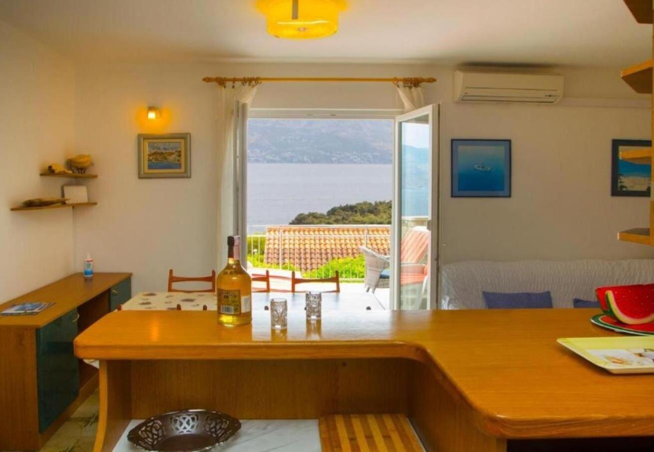 Apartments Damir - 80 M From Beach Postira Bagian luar foto