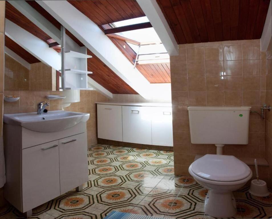 Apartments Damir - 80 M From Beach Postira Bagian luar foto