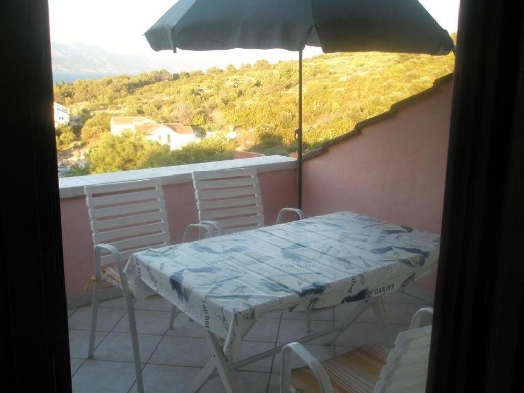 Apartments Damir - 80 M From Beach Postira Bagian luar foto