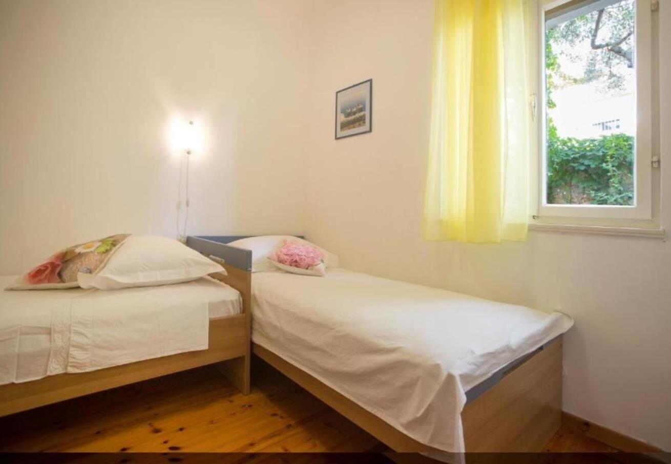 Apartments Damir - 80 M From Beach Postira Bagian luar foto
