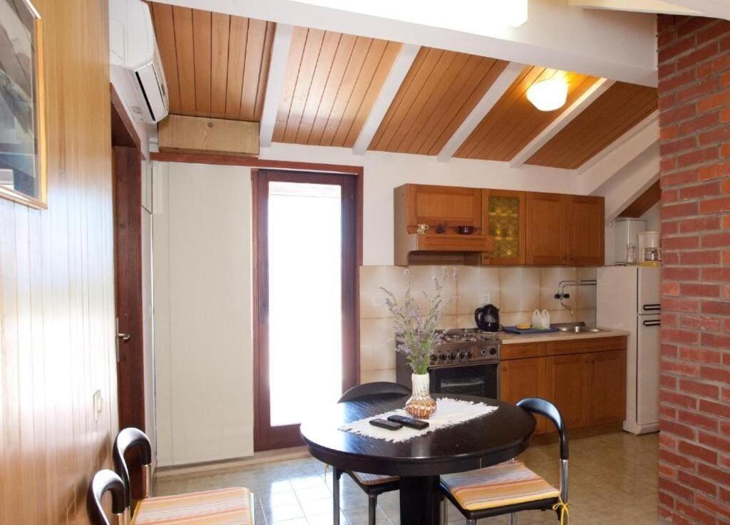 Apartments Damir - 80 M From Beach Postira Bagian luar foto