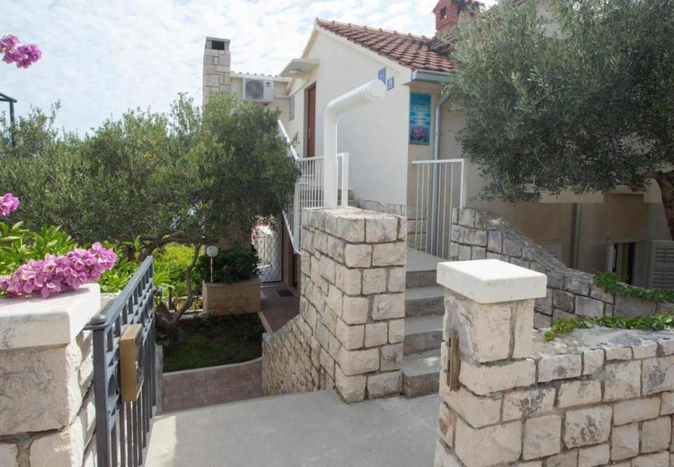 Apartments Damir - 80 M From Beach Postira Bagian luar foto