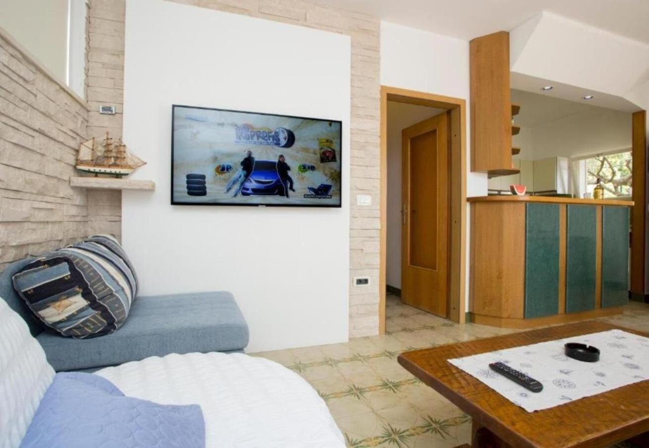 Apartments Damir - 80 M From Beach Postira Bagian luar foto