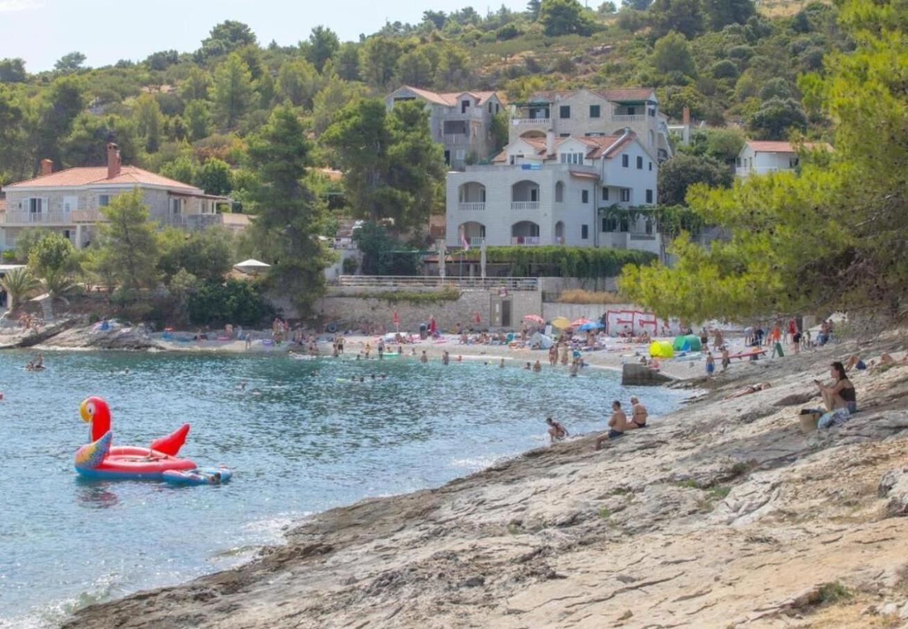 Apartments Damir - 80 M From Beach Postira Bagian luar foto